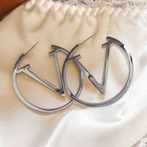 Silver Circle V Hoop Earrings – Modern Statement Style